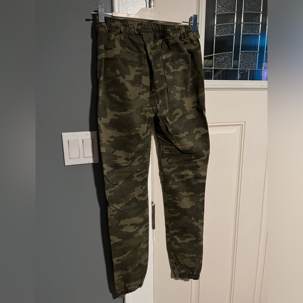 American Eagle Outfitters Camo Joggers- Like New - Picture 8 of 9